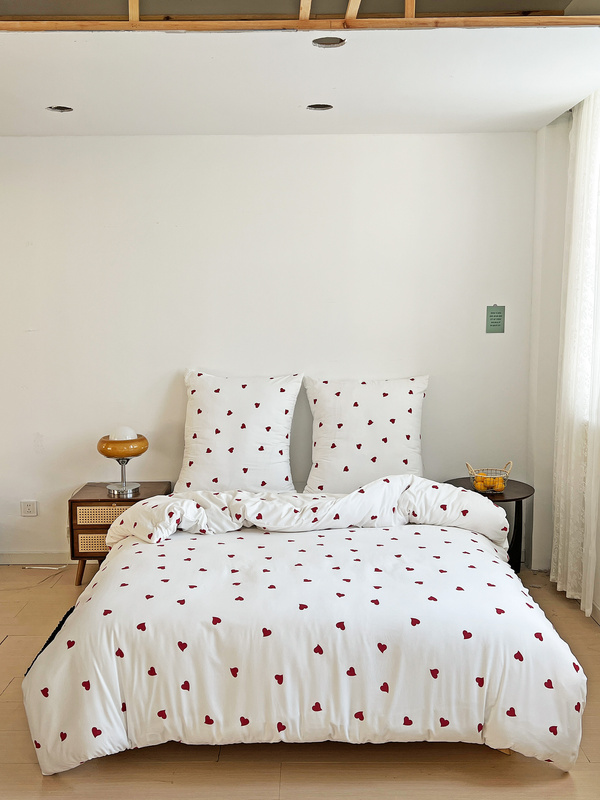 Pościel biała w czerwone serca 200x220 3 el. Love F11