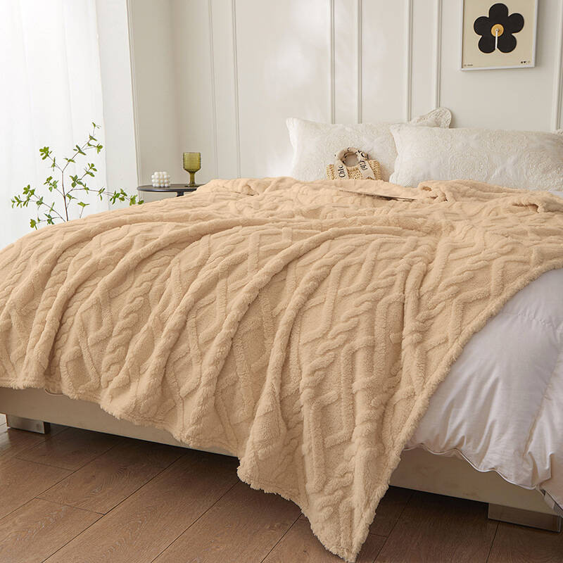 Koc pluszowy tłoczony w sweterek 3D 160x200 beżowy