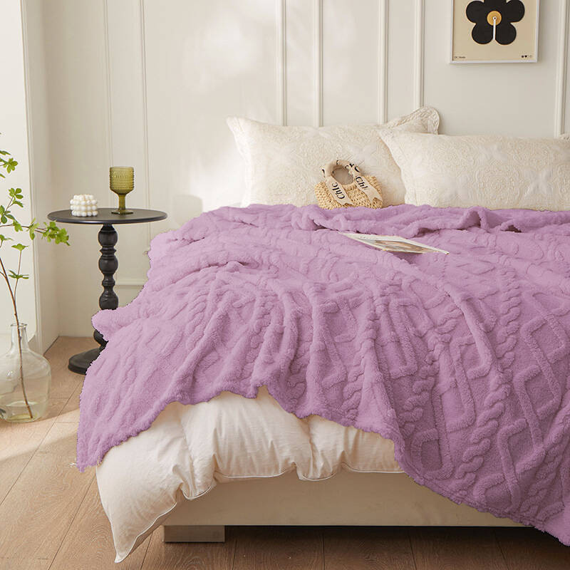 Koc pluszowy tłoczony w sweterek 3D 200x220 fioletowy