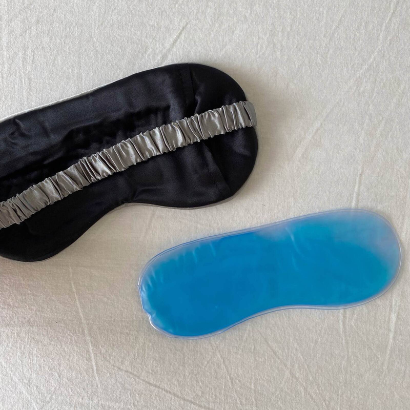 Opaska na oczy do spania satynowa z wkładem chłodzącym granatowa