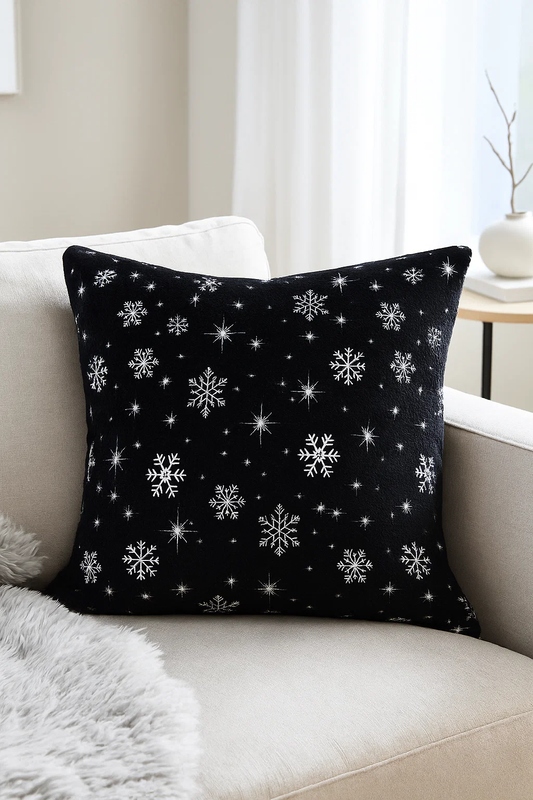 Poszewka na poduszkę czarna w srebrne śnieżynki 40x40