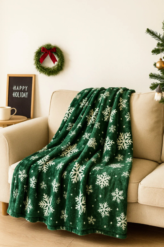 Koc świąteczny butelkowy zielony w śnieżynki 160x200