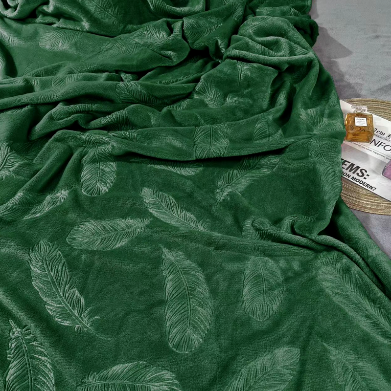 Koc pluszowy tłoczony w piórka 200x220 butelkowy zielony