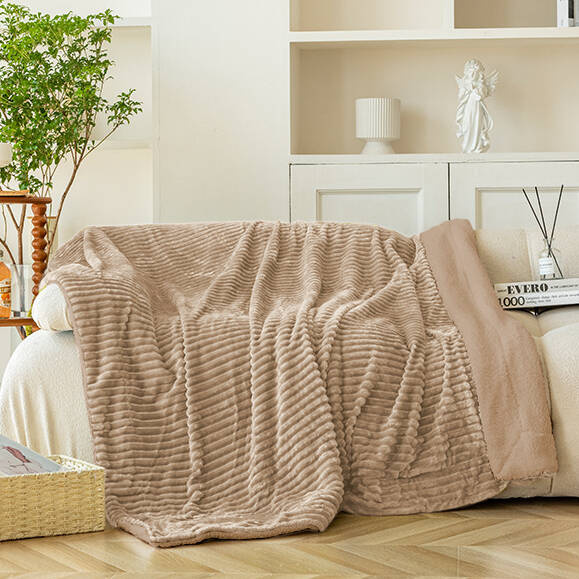 Koc pluszowy tłoczony w pasy narzuta z barankiem 200x220 beżowy