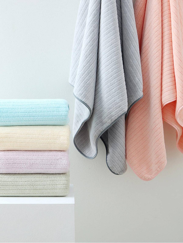 Ręcznik kąpielowy ciemny szary w paski z mikrofibry 70x140 szybkoschnący