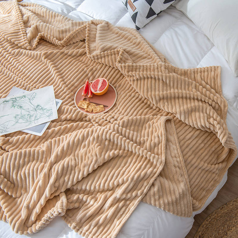 Koc pluszowy tłoczony w pasy 160x200 ciepły beżowy