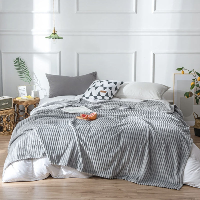 Koc pluszowy tłoczony w pasy 160x200 jasny szary