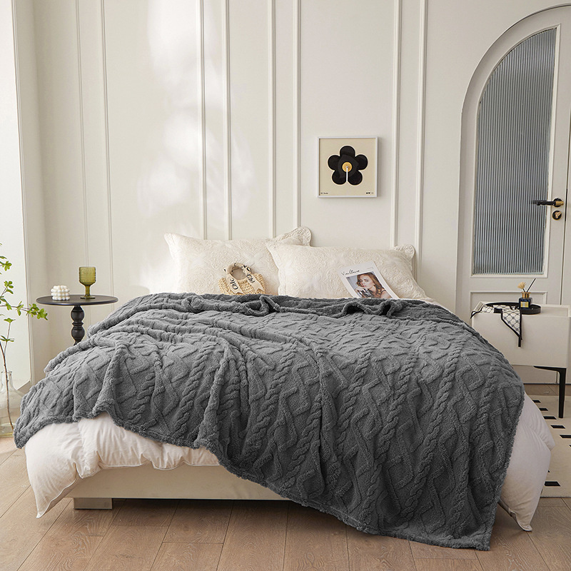 Koc pluszowy tłoczony w sweterek 3D 160x200 ciemny szary