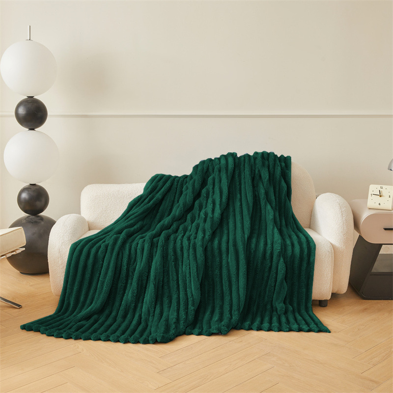 Koc pluszowy tłoczony w grube szerokie pasy 200x220 butelkowy zielony