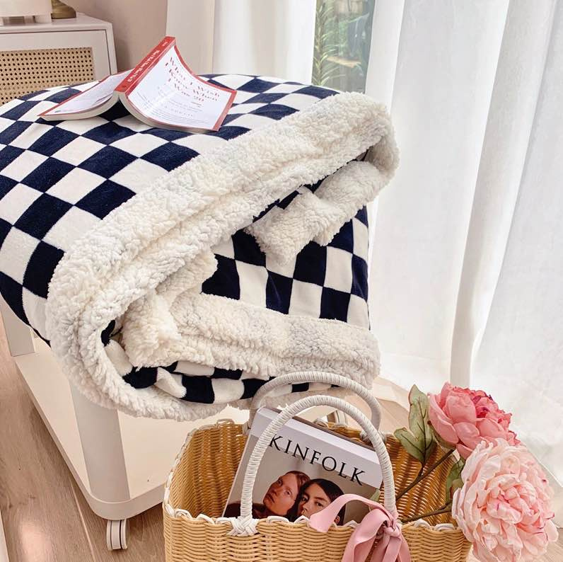 Koc pluszowy narzuta w kratę z barankiem 200x230 czarno-biały