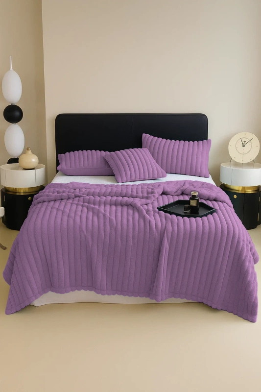 Koc pluszowy tłoczony w grube szerokie pasy 200x220 fioletowy