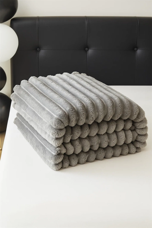 Koc pluszowy tłoczony w grube szerokie pasy 160x200 jasny szary