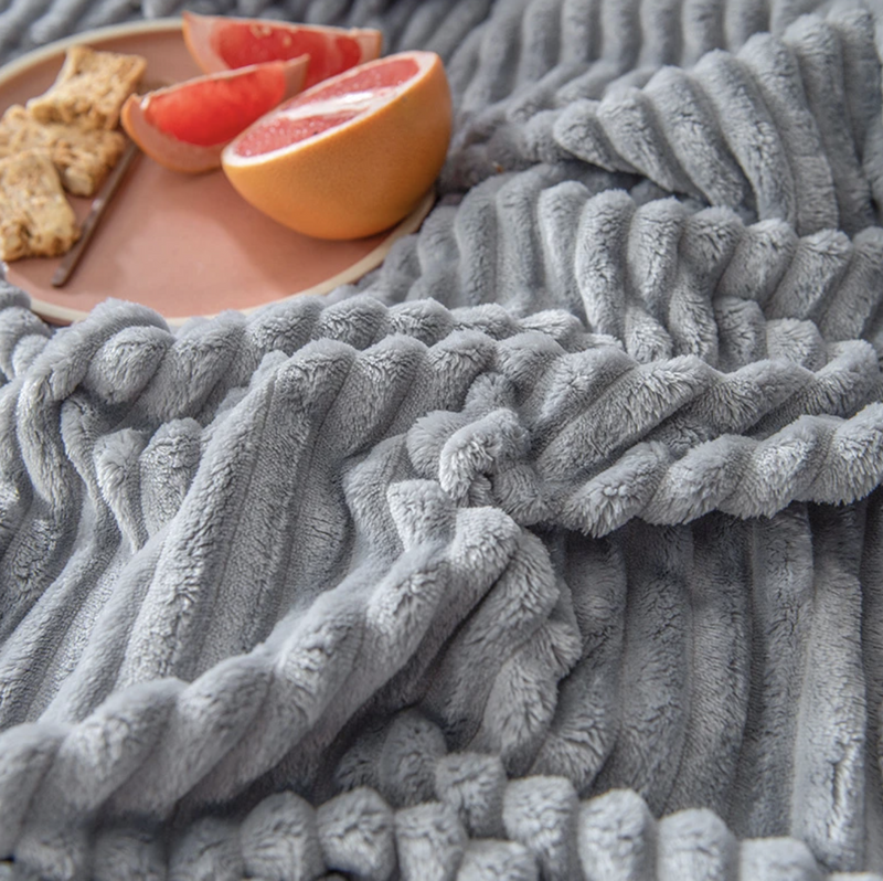 Koc pluszowy tłoczony w pasy 160x200 jasny szary