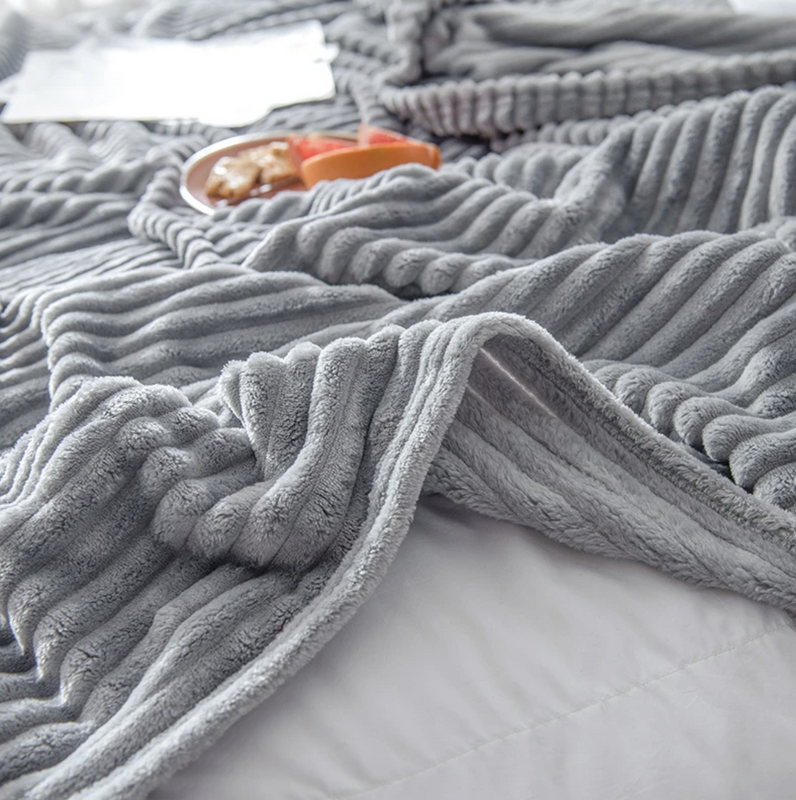 Koc pluszowy tłoczony w pasy 160x200 jasny szary