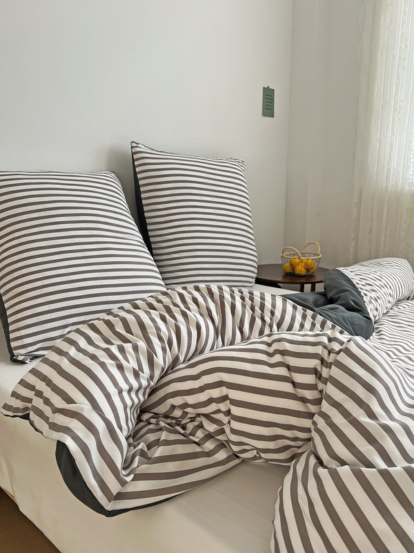 Pościel biała w grafitowe pasy 200x220 3 el. Stripes F16