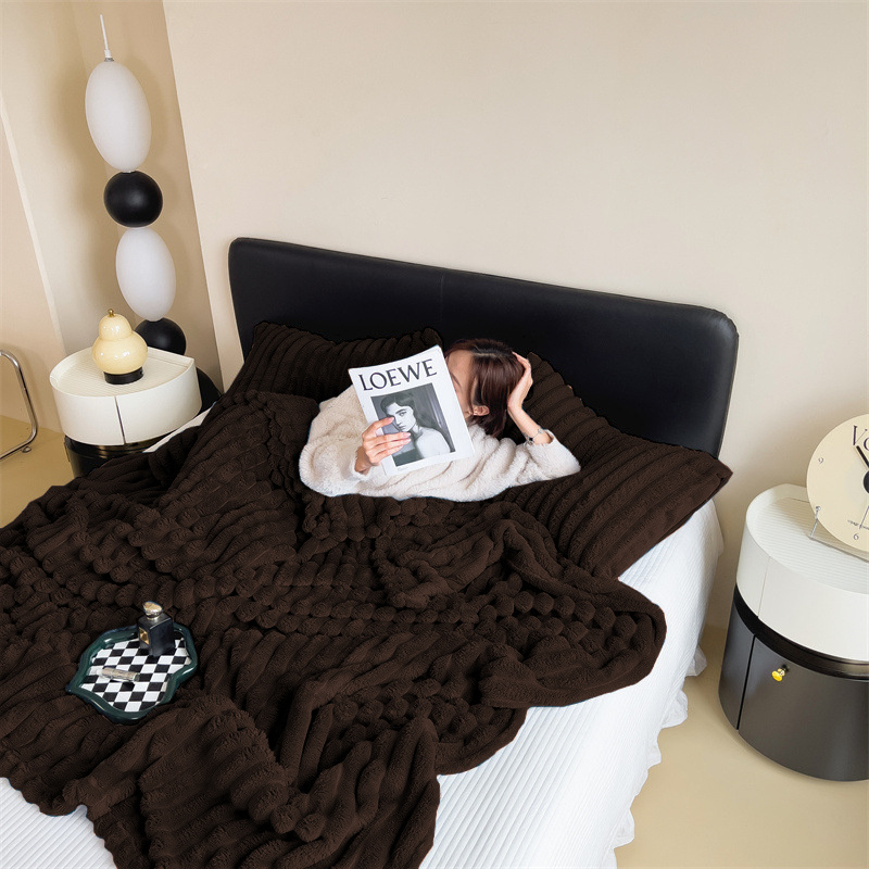 Koc pluszowy tłoczony w grube szerokie pasy 200x220 brązowy