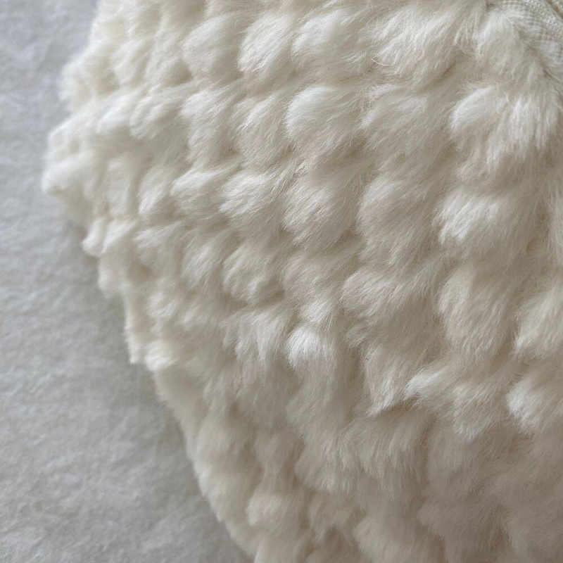 Kosmetyczka pluszowa z pomponem ecru