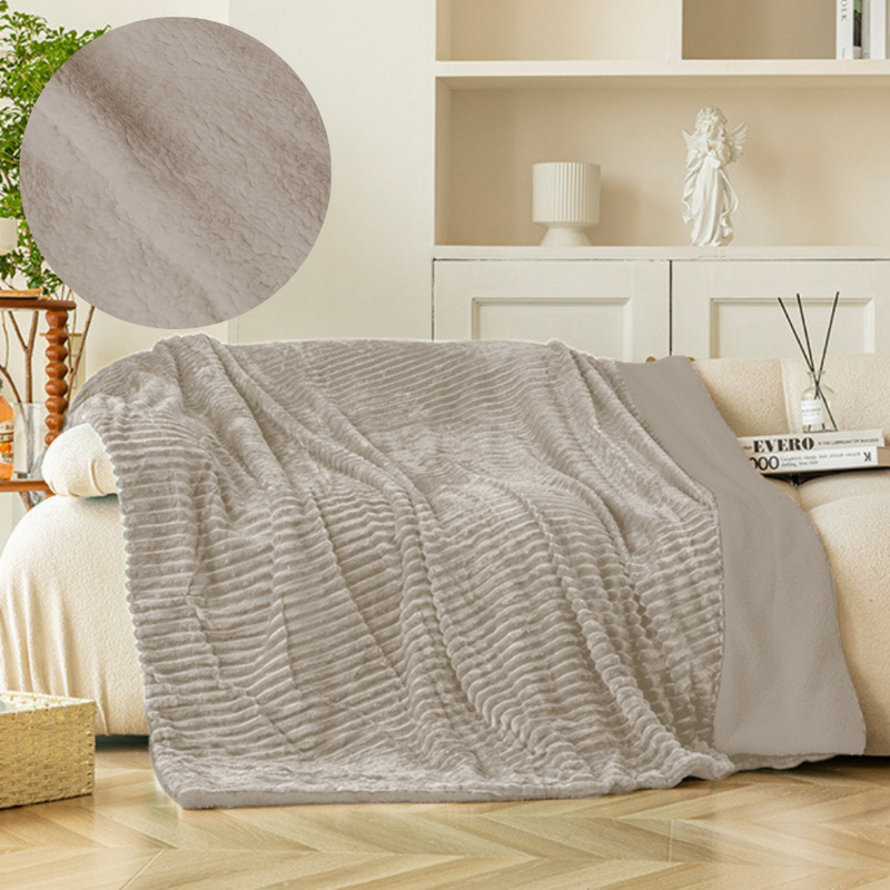 Koc pluszowy tłoczony w pasy narzuta z barankiem 200x220 chłodny beżowy