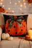 Poszewka na poduszkę Halloween czarna z dynią i kokardą 40x40 PUMPKIN