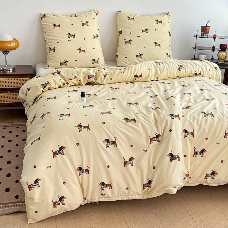 Pościel jasna beżowa w jamniki w ubrankach 200x220 3 el. Doggy F4