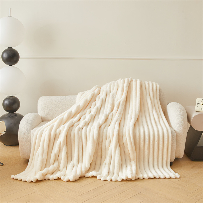 Koc pluszowy tłoczony w grube szerokie pasy 160x200 kremowy ecru