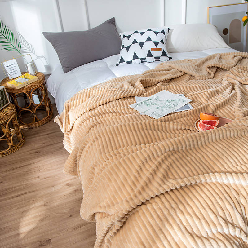 Koc pluszowy tłoczony w pasy 160x200 ciepły beżowy