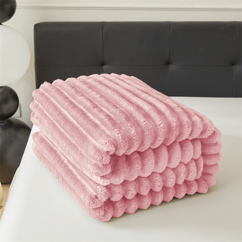 Koc pluszowy tłoczony w grube szerokie pasy 160x200 różowy