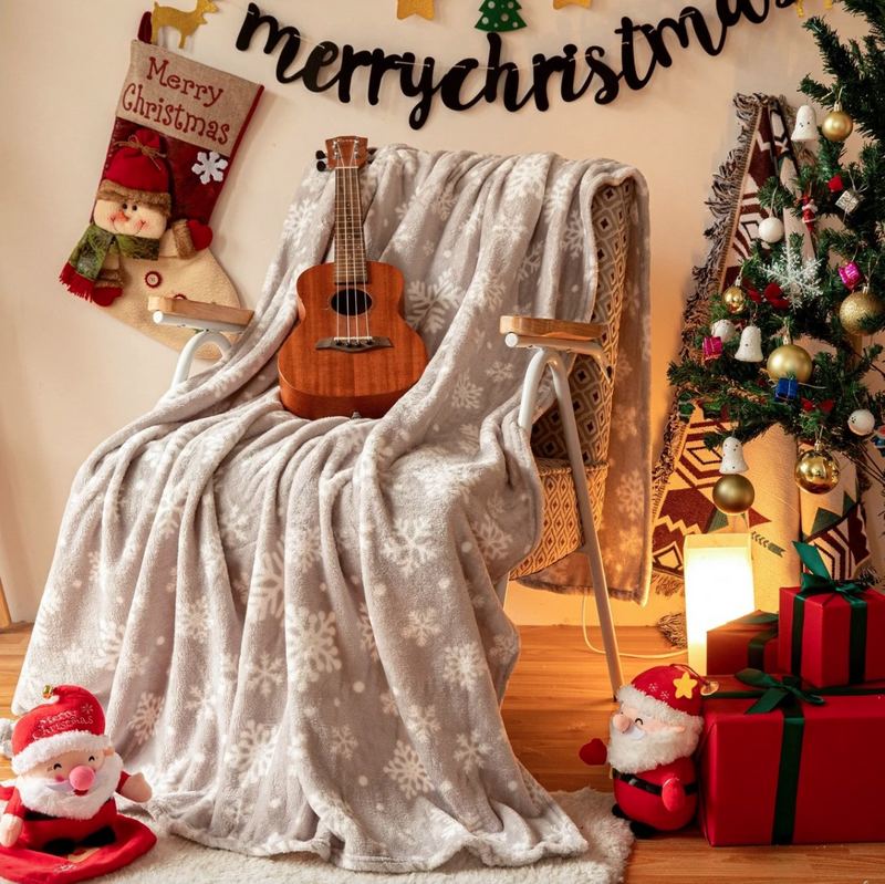 Koc świąteczny jasny szary w śnieżynki 160x200