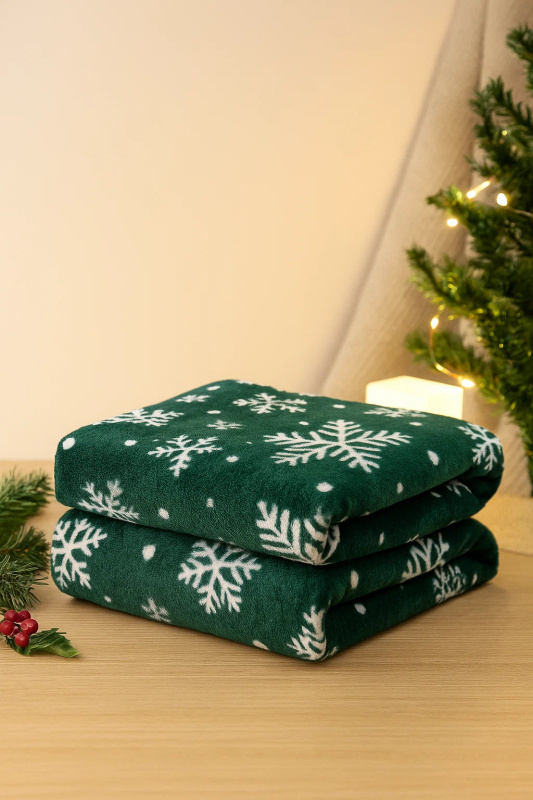 Koc świąteczny butelkowy zielony w śnieżynki 160x200