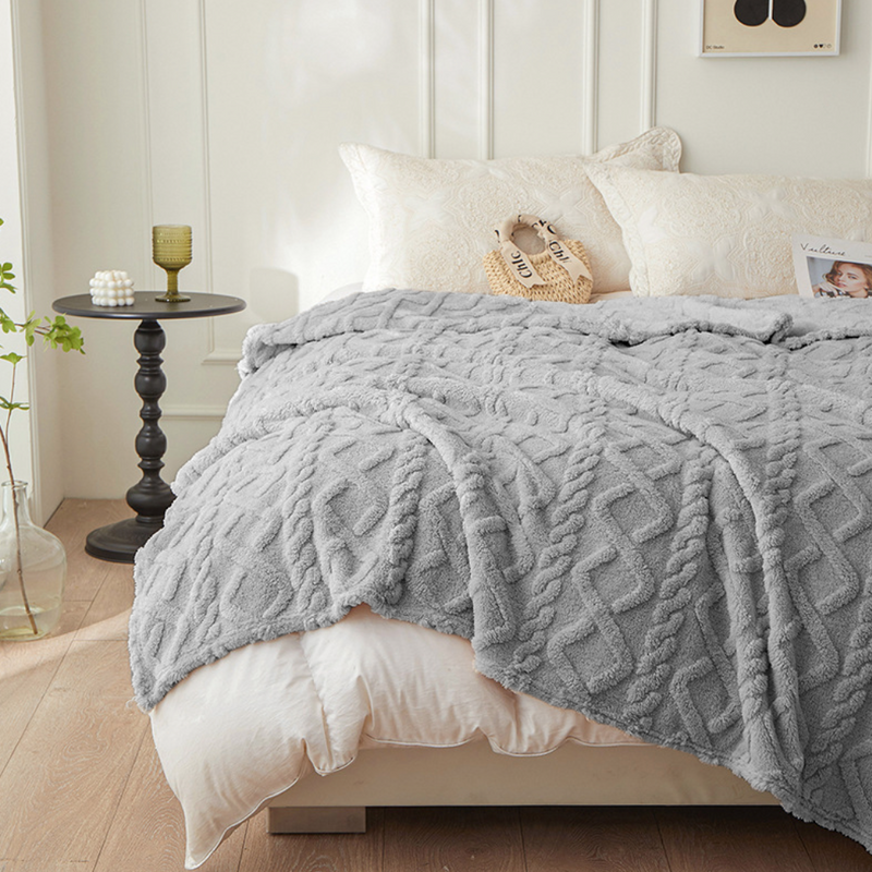 Koc pluszowy tłoczony w sweterek 3D 200x220 jasny szary