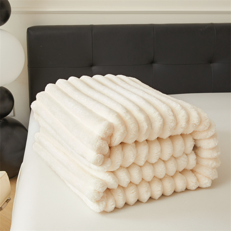 Koc pluszowy tłoczony w grube szerokie pasy 200x220 kremowy ecru