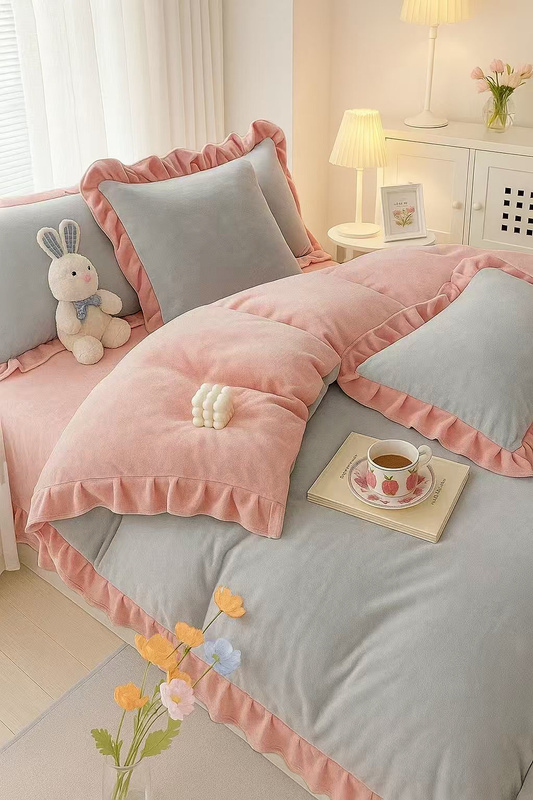 Pościel pluszowa z falbanką zimowa miś 200x220 3 el. szaro-różowa nr444