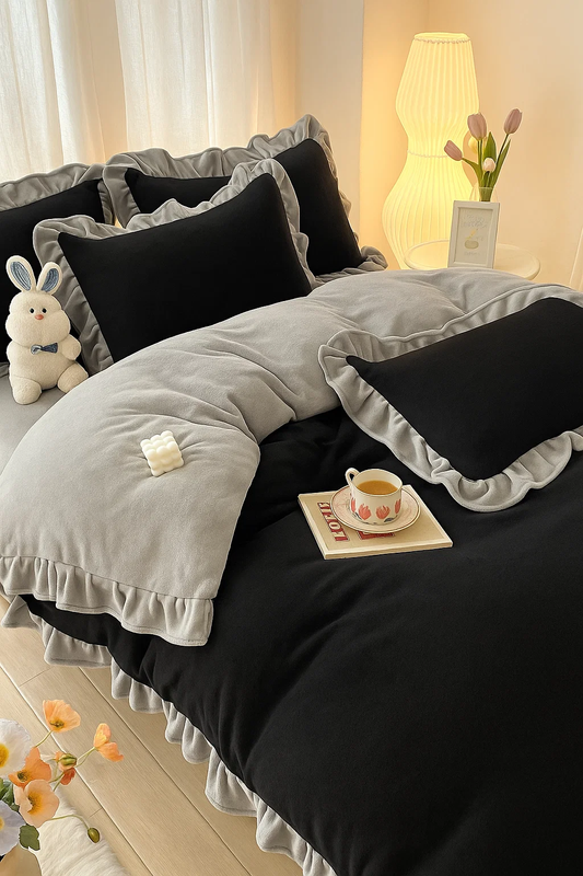 Pościel pluszowa z falbanką zimowa miś 200x220 3 el. czarno-szara nr449
